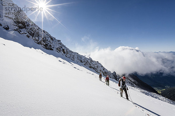 Bergsteiger beim Aufstieg auf den Löffler über den Trippachkees  Schneescheide  Seilschaft  hinten der Innere Speikkofel  unten das Ahrntal  Tauferer Ahrntal  Pustertal  Südtirol  Tirol  Trentino-Südtirol  Italien  Europa