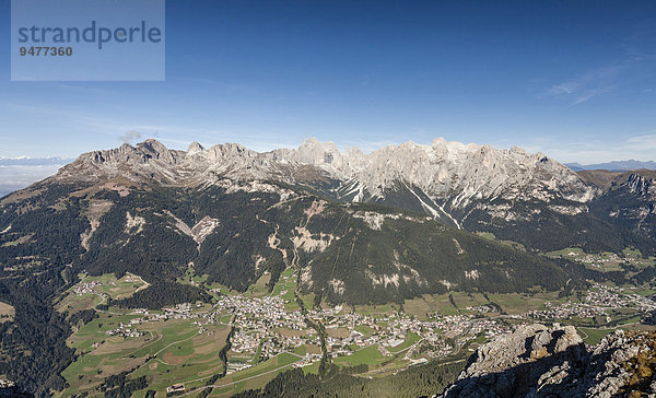 Ausblick vom Gipfel der Cima Dodici  Sas da le Doudesh im Val San Nicolo im Fassatal  hinten die Rosengartengruppe  unten das Fassatal mit der Ortschaft Vigo di Fassa und Pozza di Fassa  Dolomiten  Trentino  Trentino-Alto Adige  Italien  Europa