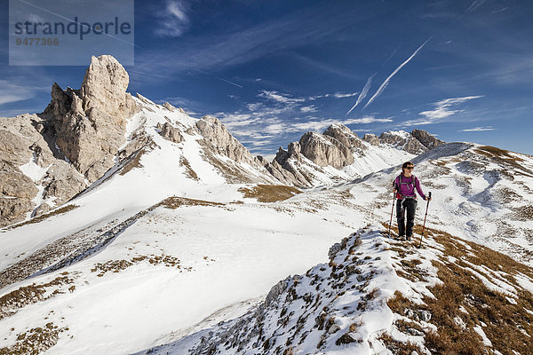 Bergsteiger beim Aufstieg auf den Tullen über den Günther-Messner-Steig im Villnösstal  hinten der Tullen  Dolomiten  Villnöss  Eisacktal  Südtirol  Trentino-Südtirol  Italien  Europa