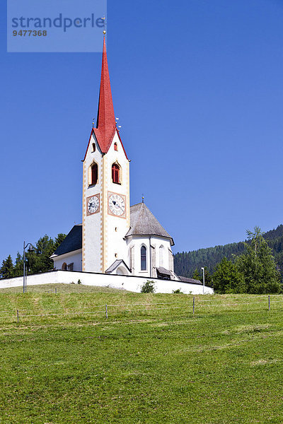 Die Kirche zum Heiligen Nikolaus in Winnebach am Jakobsweg im Hochpustertal an der Grenze zu Österreich  Südtirol  Italien  Europa