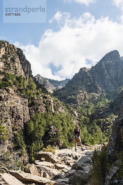 Wanderin in den Bergen  Refuge de Carrozzu  Korsika  Frankreich  Europa