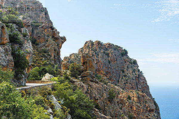 Straße durch bizarre Felsformationen  Calanche  Les Calanches de Piana  Golf von Porto  Corse-du-Sud  Korsika  Frankreich  Europa