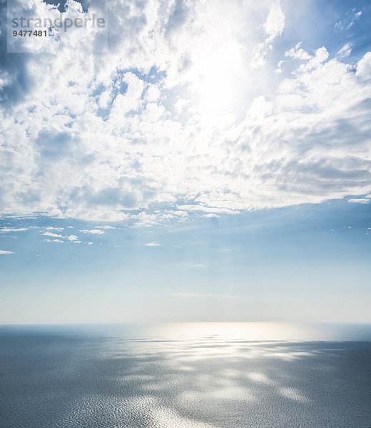 Sonnenlicht scheint durch Wolken über dem Meer  Korsika  Frankreich  Europa