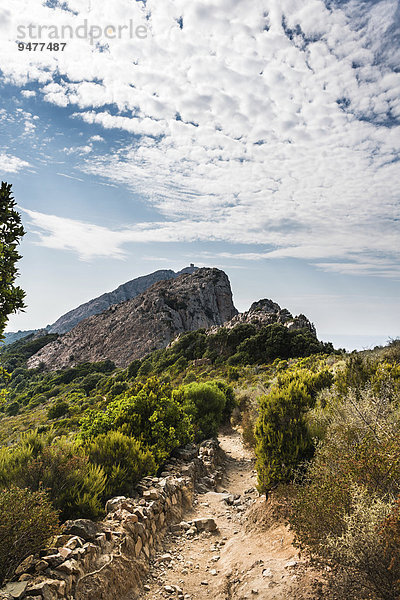 Wanderweg  Genueserturm auf Klippe  Küste und Berglandschaft  Golf von Porto  Korsika  Frankreich  Europa
