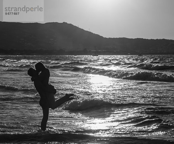 Junges Paar am Strand küsst sich  Korsika  Frankreich  Europa