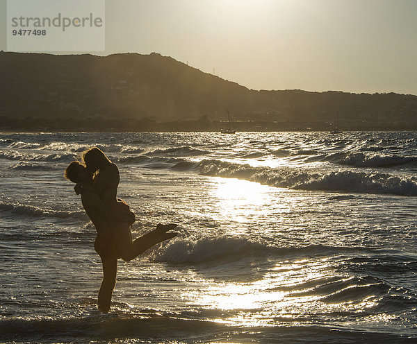 Junges Paar am Strand küsst sich  Korsika  Frankreich  Europa