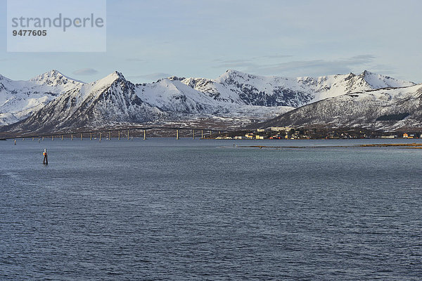 Berge der Insel Andøya mit Andøybrücke und Risøysund  Risøyhamn  Nordland  Vesterålen  Norwegen  Europa