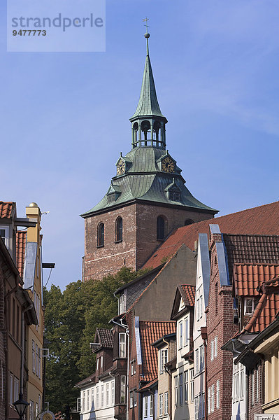 Turm der Michaeliskirche  unten Altstadthäuser  Lüneburg  Niedersachen  Deutschland  Europa