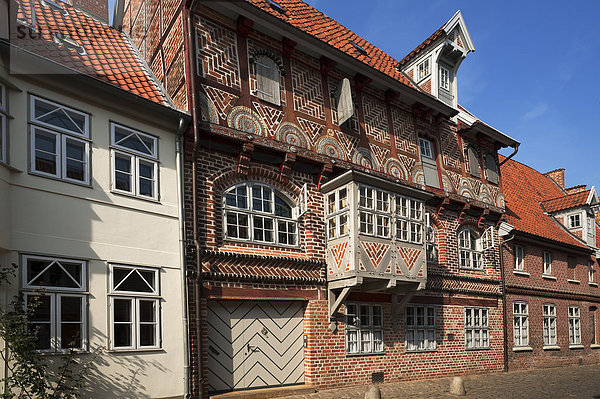 Dekorative Fachwerkfassade eines ehemaligen Brauhauses von 1593  Altstadt  Lüneburg  Niedersachsen  Deutschland  Europa
