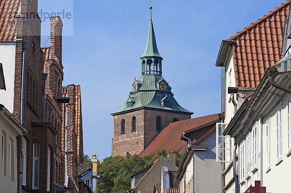 Turm der Michaeliskirche  Altstadthäuser  Lüneburg  Niedersachen  Deutschland  Europa