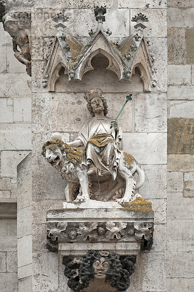 Julius Cäsar oder Augustus reitet auf dem Löwen  14. Jhd.  Hauptfassade vom Regensburger Dom  Regensburg  Oberpfalz  Bayern  Deutschland  Europa