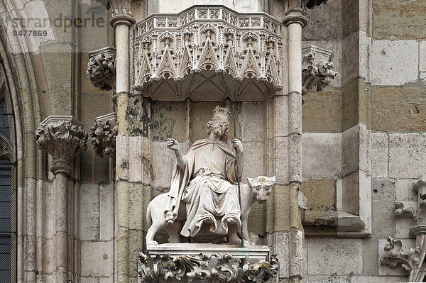 Alexander der Große reitet auf einem Panther  14. Jhd.  Hauptfassade vom Regensburger Dom  Regensburg  Oberpfalz  Bayern  Deutschland  Europa