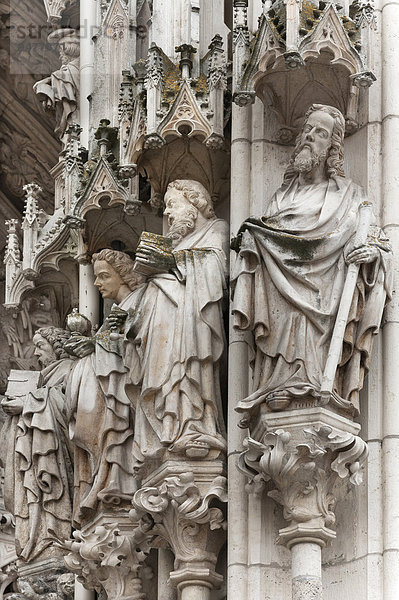 Heiligenskulpturen am gotischen Eingangsportal  1385?1415  Regensburger Dom  1273  Regensburg  Oberpfalz  Bayern  Deutschland  Europa