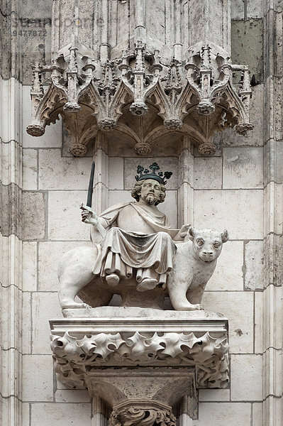 König Kyrus reitet auf dem Bären  14. Jhd.  Hauptfassade vom Regensburger Dom  Regensburg  Oberpfalz  Bayern  Deutschland  Europa