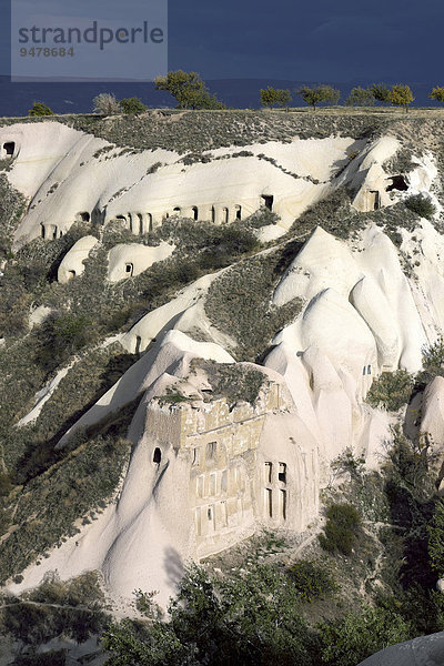 Tuffsteinformationen mit Höhlenwohnungen  Taubental  Güvercinlik  Provinz Nevsehir  Kappadokien  Türkei  Asien