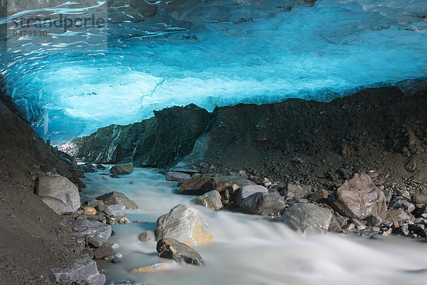 Gletscherhöhle mit Gletscherbach  Gletscher Pasterze  Nationalpark Hohe Tauern  Österreich  Europa