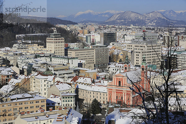 Stadtansicht mit Franziskanerkirche und dem Wolkenkratzer  hinten die Karawanken  von der Burg von Laibach aus  im Winter  Ljubljana  Slowenien  Europa