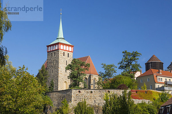 Stadtmauer nahe der Spree mit Michaeliskirche und Wasserturm  Bautzen  Sachsen  Deutschland  Europa