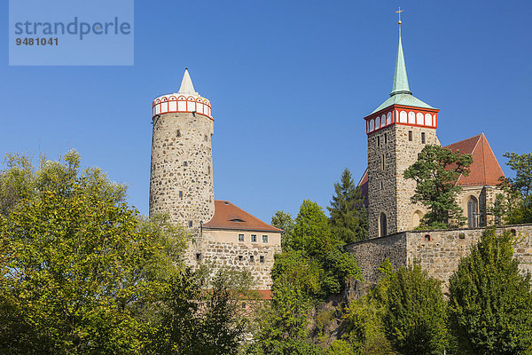 Stadtmauer nahe der Spree mit Turm der Alten Wasserkunst und der Michaeliskirche  Bautzen  Sachsen  Deutschland  Europa