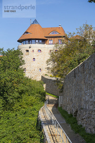 An der alten Stadtmauer  Reymannweg zur Mühlbastei  heute Wohnturm  Bautzen  Sachsen  Deutschland  Europa