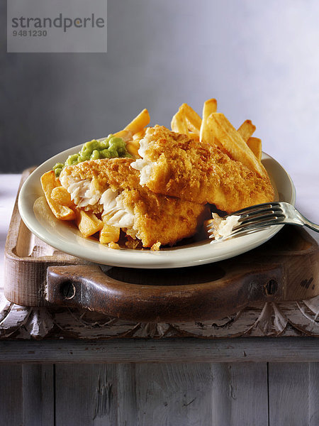 Britische Küche  Fish and Chips  Fisch in Teighülle mit Pommes Frites