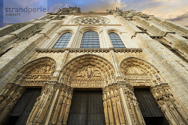 Westfassade  Königsportal  gotische Kathedrale von Chartres  UNESCO Weltkulturerbe  Chartres  Frankreich  Europa