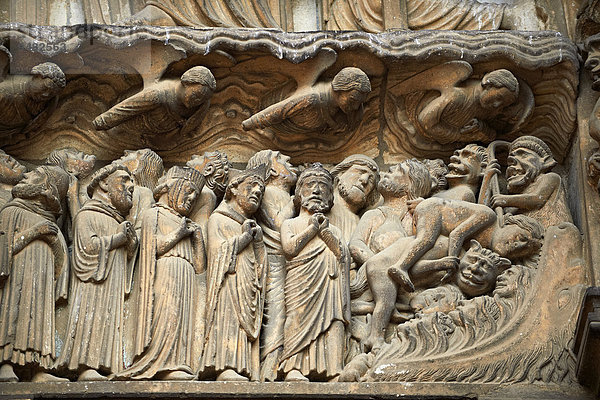 Mittelalterliche gotische Skulpturen  Tympanon des Südportals  Darstellung des Jüngsten Gerichts  UNESCO Weltkulturerbe  gotische Kathedrale von Chartres  Chartres  Frankreich  Europa