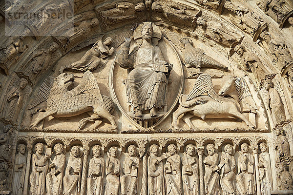 Gotische Skulpturen  Christus Pantokrator umgeben von den vier Evangelistensymbolen  Westfassade  Tympanon des Königsportals  circa 1145  Kathedrale von Chartres  UNESCO Weltkulturerbe  Frankreich  Europa