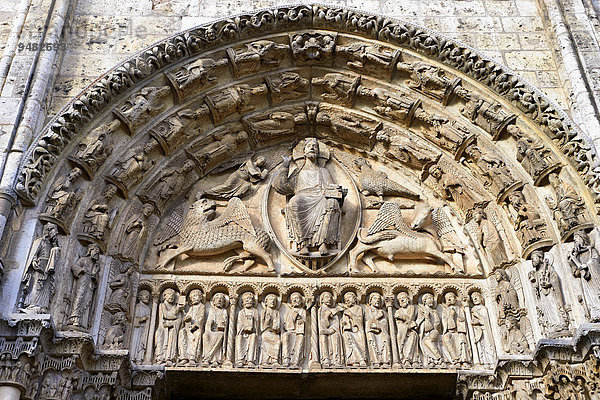 Gotische Skulpturen  Christus Pantokrator umgeben von den vier Evangelistensymbolen  Westfassade  Tympanon des Königsportals  circa 1145  Kathedrale von Chartres  UNESCO Weltkulturerbe  Frankreich  Europa