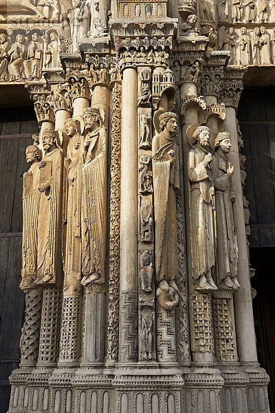Gotische Skulpturen  Westfassade  Königsportal  circa 1145  Kathedrale von Chartres  UNESCO Weltkulturerbe  Frankreich  Europa