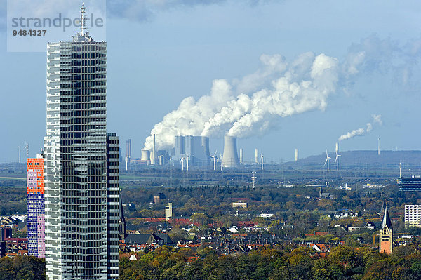 Kölnturm im Mediapark  hinten RWE Kohlekraftwerk Neurath  Grevenbroich  Köln  Nordrhein-Westfalen  Deutschland  Europa