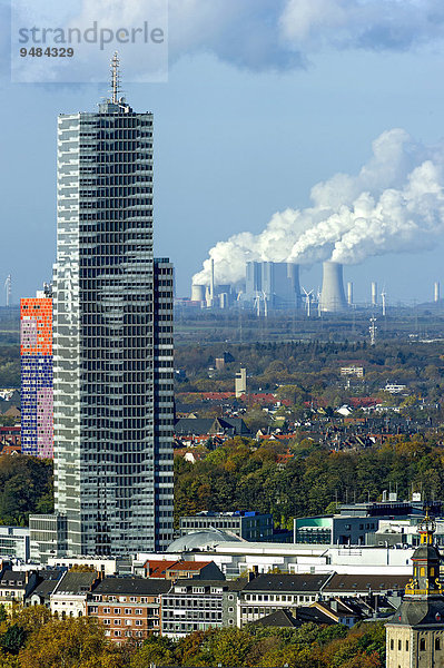 Kölnturm im Mediapark  hinten RWE Kohlekraftwerk Neurath  Grevenbroich  Köln  Nordrhein-Westfalen  Deutschland  Europa