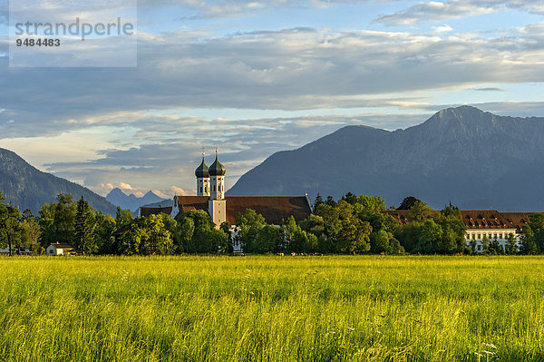 Basilika St. Benedikt  Benediktinerabtei Kloster Benediktbeuern  hinten links Jochberg  rechts Herzogstand und Heimgarten der Voralpen  ganz hinten Arnspitzgruppe im Wettersteingebirge der Alpen  Benediktbeuern  Oberbayern  Bayern  Deutschland  Europa