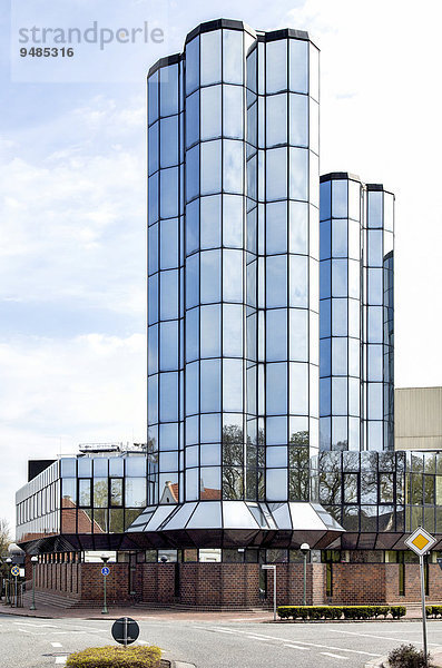 Friesisches Brauhaus mit verspiegelten Glastürmen  Jever  Friesland  Niedersachsen  Deutschland  Europa