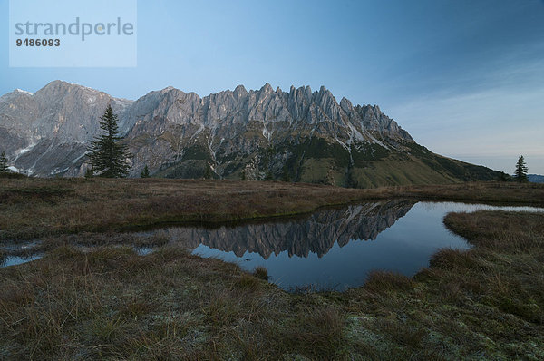 Mandlwände am Morgen mit Spiegelung  links Hochkönig  Salzburg  Österreich  Europa