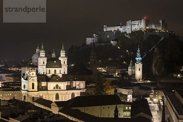 Stadtansicht mit Festung Hohensalzburg  Kollegienkirche und Dom  Nachtaufnahme  Salzburg  Österreich  Europa