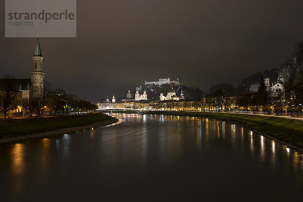 Stadtansicht  Nachtaufnahme  Ausblick von der Salzach aus  mit Festung Hohensalzburg und Dom  Salzburg  Österreich  Europa