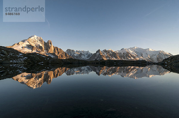 Mont Blanc Massiv spiegelt sich im Lac de Chesery  links Aiguilles de Chamonix  rechts Mont Blanc  Chamonix  Frankreich  Europa