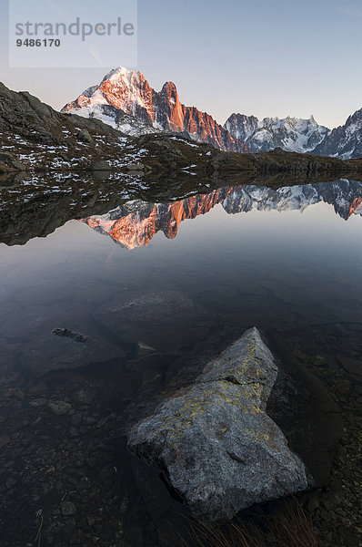 Aiguilles de Chamonix spiegelt sich im Lac de Chesery  Chamonix  Frankreich  Europa