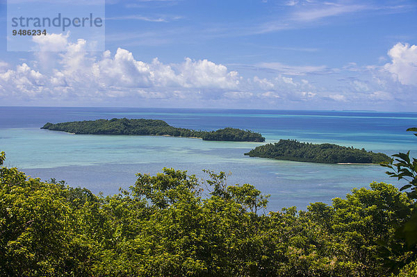 Ausblick über die Insel Babeldaob mit einigen kleinen Inseln  Palau  Mikronesien  Ozeanien