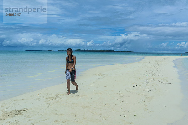 Touristin geht auf einem Sandstreifen bei Ebbe  Chelbacheb-Inseln  Palau  Ozeanien