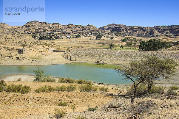 Berglandschaft mit einem kleinen Teich an der Straße von Asmarra nach Qohaito  Eritrea  Afrika