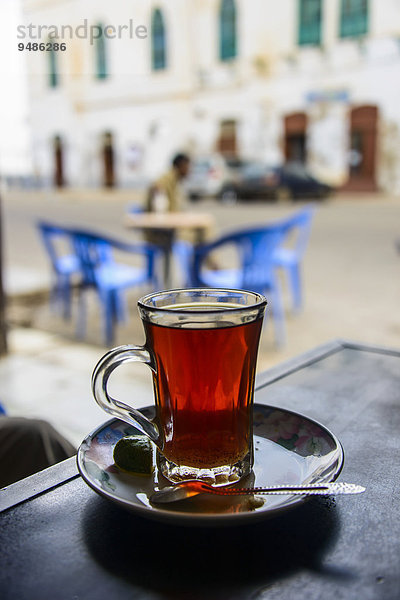 Frisch zubereiteter Tee in einem Restaurant  Massawa  Eritrea  Afrika