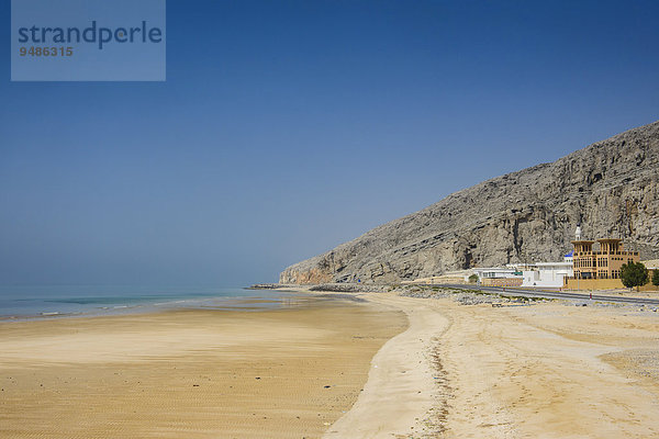 Langer Sandstrand entlang der Küstenstraße nach Khasab  Musandam  Oman  Asien