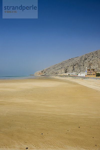 Langer Sandstrand entlang der Küstenstraße nach Khasab  Musandam  Oman  Asien