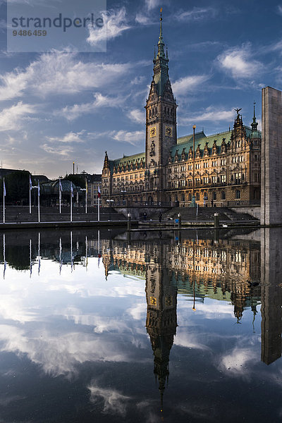 Rathaus Hamburg mit Spiegelung  Hamburg  Deutschland  Europa