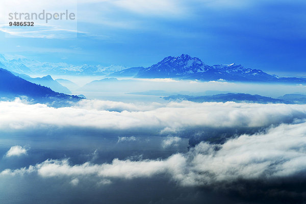 Pilatus über dem Nebelmeer mit Vierwaldstättersee  Kanton Zug  Schweiz  Europa