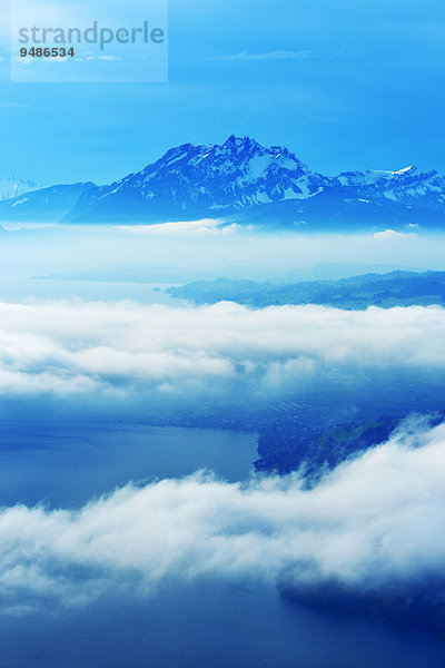 Pilatus über dem Nebelmeer mit Vierwaldstättersee  Kanton Zug  Schweiz  Europa