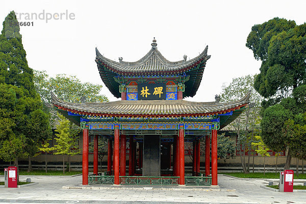 Eingang zum Stelenwald  ein Stelenmuseum mit Steinskulpturen  Xi'an  Provinz Shaanxi  China  Asien