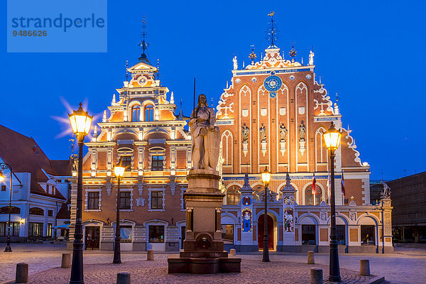 Schwarzhäupterhaus am Rathausplatz  während der blauen Stunde  Altstadt  UNESCO-Weltkulturerbe  Riga  Lettland  Europa